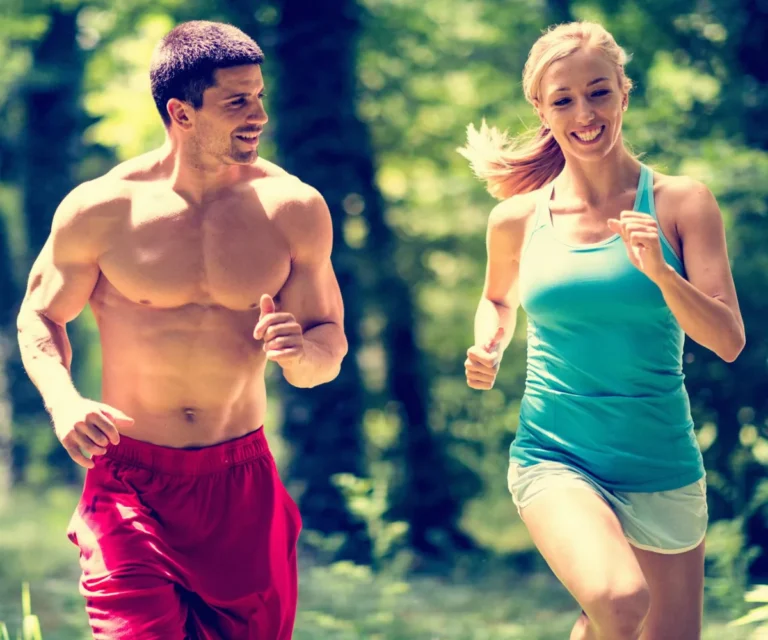 Man and woman jogging together after stem cell therapy in Barranquilla