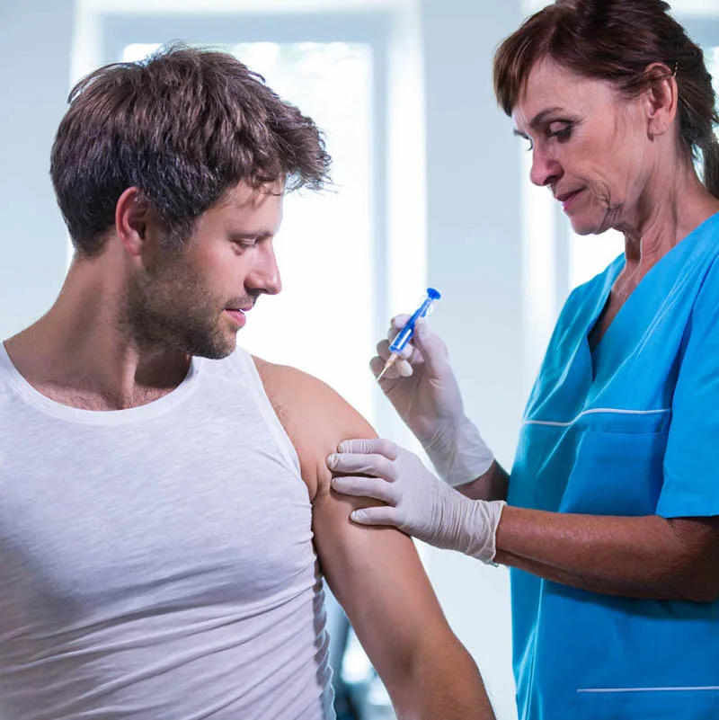Hombre recibiendo inyección de células madre en la rodilla durante tratamiento médico ético y respaldado por la investigación.